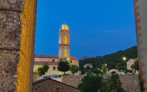 La photo du jour :  la nuit tombe sur le village de Piana et son église