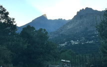 La photo du jour : dernier rayon de soleil sur u Paglia Orba et i Cinque frati