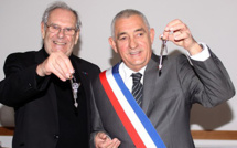 Jean-Jo Allegrini-Simonetti récupère les clefs de la mairie de L'Ile-Rousse