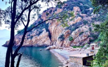 La photo du jour : la magnifique  plage de Ficaghjola avec ses cabanons de pêcheurs