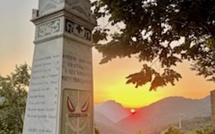 La photo du jour : le soleil illumine le monument aux morts de Cristinacce