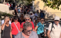 A Montegrossu et Lumiu la marche bleue réunit jeunes et aînés