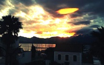 Magie dans le ciel de Calvi : Une boule de feu perce le nuage