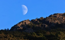La photo du jour : la lune se lève sur l'Alta Rocca