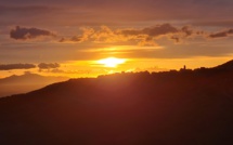 La photo du jour : La "skyline" de Tuminu et de l'île d'Elbe au lever du soleil