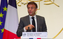Macron promet aux maires une décentralisation "réelle et audacieuse"