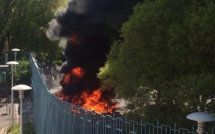Bastia : Les agriculteurs en colère brûlent des pneus devant la préfecture