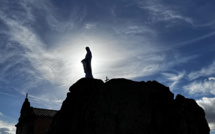 La photo du jour : Notre-Dame de la Serra à contre-jour