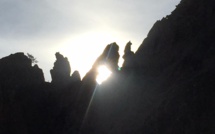 La photo du jour : quand le le soleil transperce l’arche d’Alsatu