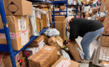 À quelques jours de Noël, c'est le rush à la plateforme de distribution de La Poste de Borgo
