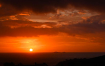 La photo du jour : Lever de soleil sur les Îles Cerbicali