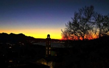 La photo du jour : quand le soleil tire sa révérence à la Balagne