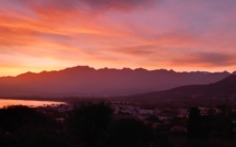 La photo du jour : lever de soleil sur la baie de Calvi 