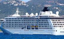 Séjour prolongé pour "The World", véritable immeuble flottant en baie de Calvi