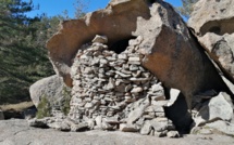 La photo du jour : la bergerie troglodyte du Niolu