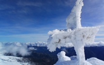 La photo du jour : la croix sommitale du Renosu coiffée par le gel 