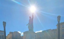 La photo du jour : hommage ensoleillé à la statue de l'Empereur sur la place Saint-Nicolas de Bastia