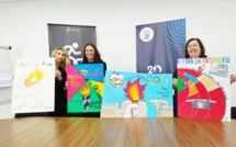 Serena Gatta (directrice jeunesse et sport), Véronique Filippi (adjointe aux sports) et Nathalie Maisetti (déléguée aux affaires scolaires) posent devant les affiches lauréates du concours organisé dans les écoles de Portivechju.