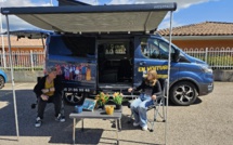 Le van de Nina et Simon.e.s, pour parler de tout sans tabous, en périple en Corse