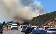 Teghime : La voiture prend feu et enflamme le maquis !