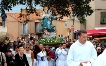 La statue de la Vierge Marie portée en procession à Calvi