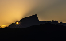 Coucher de soleil au Capu Tafunatu : un spectacle éblouissant qui attire des centaines de visiteurs chaque année