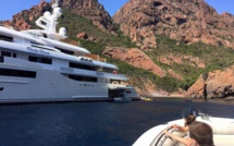 Scandola : Un yacht de 80 m jette l'ancre... à Cala Muretta !