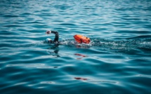 Calvi-Monaco à la nage : l’objectif record du nageur suisse Noam Yaron pour l’environnement