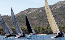 Les Smeralda 888 du Yacht Club de Monaco régatent dans la baie de Calvi