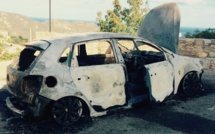 Une voiture détruite par un incendie à Lavatoggio