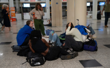 "On est pris en otage" : les voyageurs tentent de s'organiser face au blocage des ports et aéroports