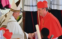 Pourquoi le pape vient-t-il en Corse, et pas à Notre-Dame de Paris ? 