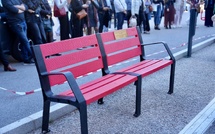 Ajaccio : un banc rouge devant l’hôpital de la Miséricorde pour sensibiliser aux violences faites aux femmes