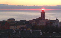Bastia : Le soleil comme un point sur i sur le clocher de Sainte-Marie