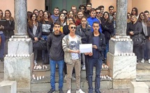 Attentats de Paris : Une marche blanche lycéenne et 138 bougies devant l'église Saint-Jean de Bastia