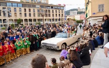 EN IMAGES - A Ajaccio, des Rois Mages en Cadillac et des enfants en fête pour l'Épiphanie 