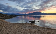 La photo du jour : Enchanteur coucher de soleil à Lumiu