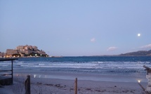 La photo du jour : quand la pleine lune se lève sur la baie de Calvi