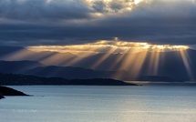 La photo du jour : "Que la lumière soit…" sur le golfe de Sagone