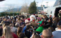 Le Père Noël arrive par les airs sur la base de défense Ventiseri-Solenzara