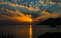 La photo du jour : le golfe de Porto au soleil couchant