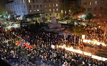 EN IMAGES - Ajaccio : une foule immense pour la procession aux flambeaux de la Madonuccia