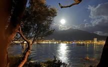 A màghjina : a luna splende sopra Aiacciu