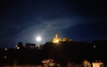 A màghjina : A luna sopra à a chjesa di Pitretu è Bicchisgià