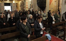 À Corte, les fidèles ont récité le Rosaire pour rendre hommage au pape François