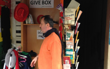 Une "Give Box" sur le cours Napoléon : Donnez, prenez, faire plaisir et se faire plaisir 