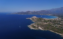 A màghjina :  Calvi, trà mare è muntagna