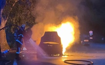 Voiture en feu à Venaco