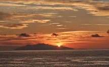 A màghjina - U sole s’alza sopra l’Isula d’Elba