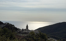 A màghjina - A ghjesgia di Sant’Antone, affacciata nant’à l’argentu di u mare